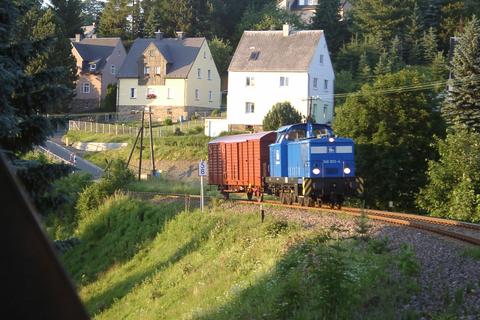 Die Überführungsfahrt des Hbs-Regelspurgüterwagens für die Museumsbahn bei Schönfeld-Wiesa.