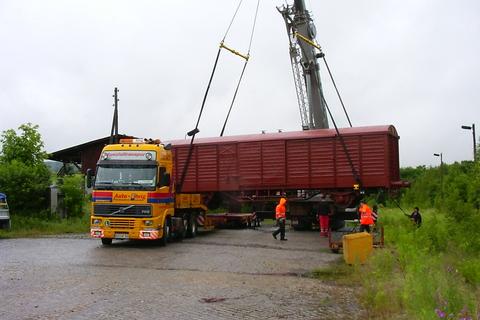 Nach dem Transport von Espenhain nach Schönfeld-Wiesa wird der Wagen von hier mit einem Tieflader ins Preßnitztal gebracht.