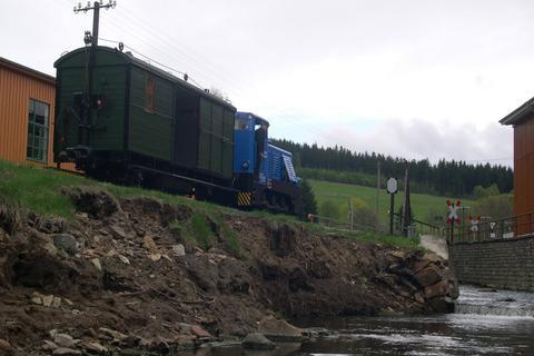 Durch die Beschädigung der Uferböschung war die Standsicherheit des Bahndammes beeinträchtigt worden, so dass zeitweilig eine Langsamfahrstelle eingerichtet werden musste, was für eine Aufnahme von V10C 199 008 und 97-30-06 genutzt werden konnte.