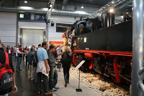 Besucheransturm am Messestand der IG Preßnitztalbahn e.V. mit Lok.