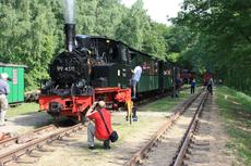 21.5.2009. Abfahrbereiter Zug mit 99 4511 und Personenwagen 970-751 der Preßnitztalbahn im Bahnhof Brünkendorf. Foto: Jörg Müller