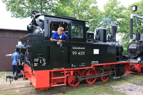 21.5.2009. Das Lokpersonal von 99 4511 wartet in Mesendorf auf den nächsten Einsatz der Lok. Foto: Jörg Müller