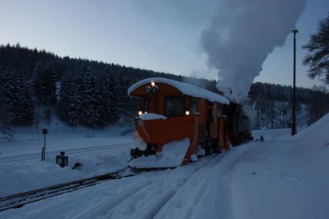 Schneeberäumung in der Anschlussbahn zur Ausstellungs- und Fahrzeughalle.