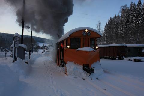 Kurzer Halt der Schneeräumeinheit am Bahnsteig in Schlössel, damit der Fotograf wieder einsteigen kann.