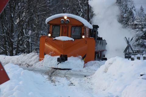 Schneeberäumung am Bahnübergang in Schmalzgrube.