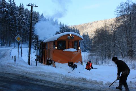 Auch am Kilometer 17,6 ist Handarbeit angesagt, bevor der Schneepflug die Schneise schieben kann.