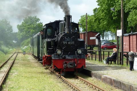 99 4511 ist mit ihrem Zug aus Lindenberg gerade in Mesendorf angekommen.