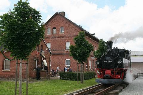 8.7.2011. Noch wird überall an den Vorbereitungen für das Heimatfest in Eppendorf gewerkelt, da werden mit 99 590 erste Probefahrten auf den extra für dieses Fest verlegten rund 60 Metern Gleis absolviert. Foto: Mario Wolf